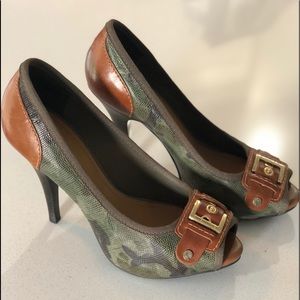 Camouflage Gianni Bini peep toe heels